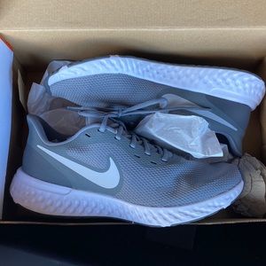 Mens Wide Nike Revolution 5 Sneakers 🏁